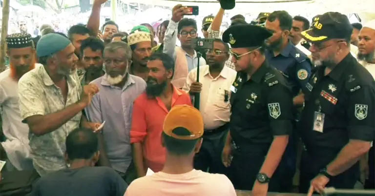 পশুর হাট পরিদর্শনে র‌্যাব সদস্যরা